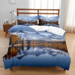 Parure de lit imprimé montagne avec un lac miroir, dans une chambre à coucher