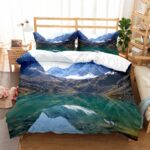 Parure de lit imprimé montagne avec un lac vert, dans une chambre