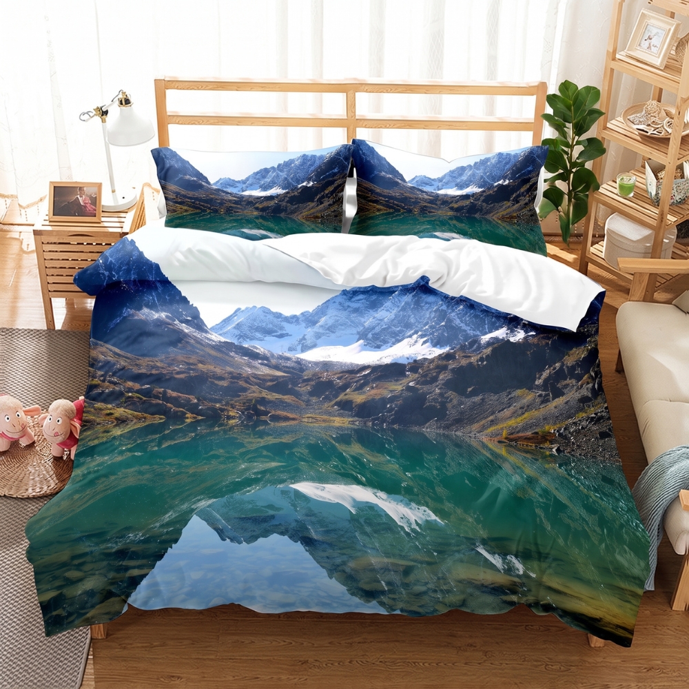 Parure de lit imprimé montagne avec un lac vert, dans une chambre