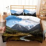 Parure de lit avec un panorama de montagne, une route qui serpente dans la vallée, dans une chambre