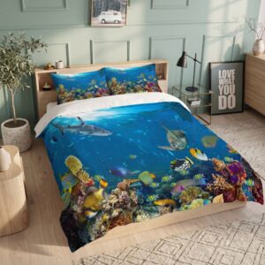 Parure de lit à motif nature marine, avec un requin, une tortue et des poissons, dans une chambre à coucher