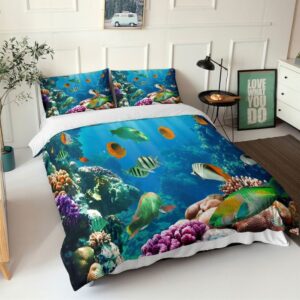 Parure de lit à imprimé nature marine et poissons, dans une chambre à coucher
