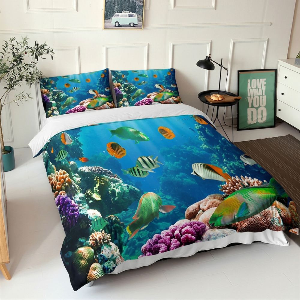 Parure de lit à imprimé nature marine et poissons, dans une chambre à coucher