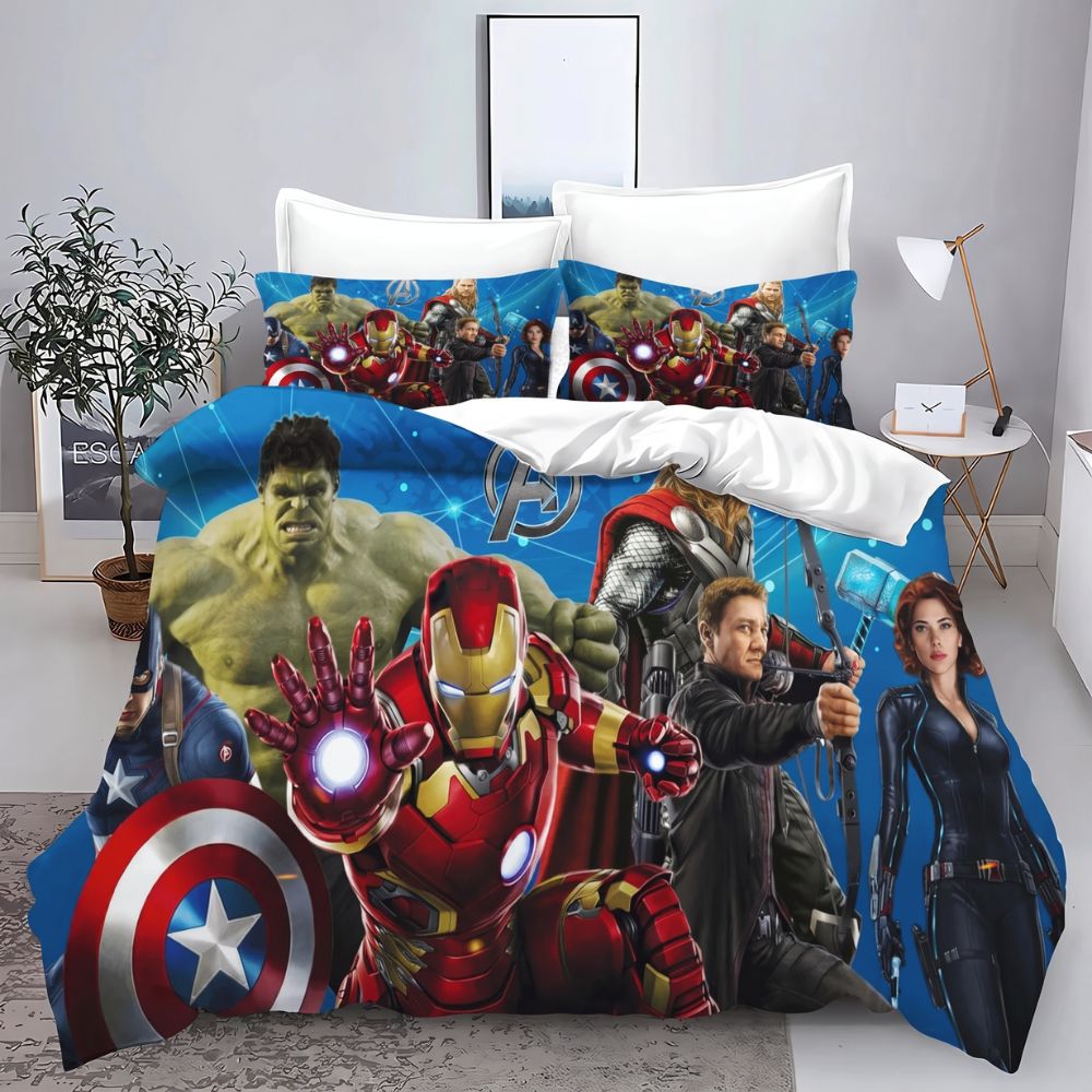 IMG_08_2026_Parure_de_lit_Avengers_alliance_bleu_intense_1 Parure de lit Avengers avec Iron Man, Hulk et les autres membres de l'alliance, dans une chambre à coucher