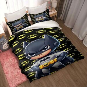 parure de lit Batman au style dessin animé chibi, dans une chambre à coucher