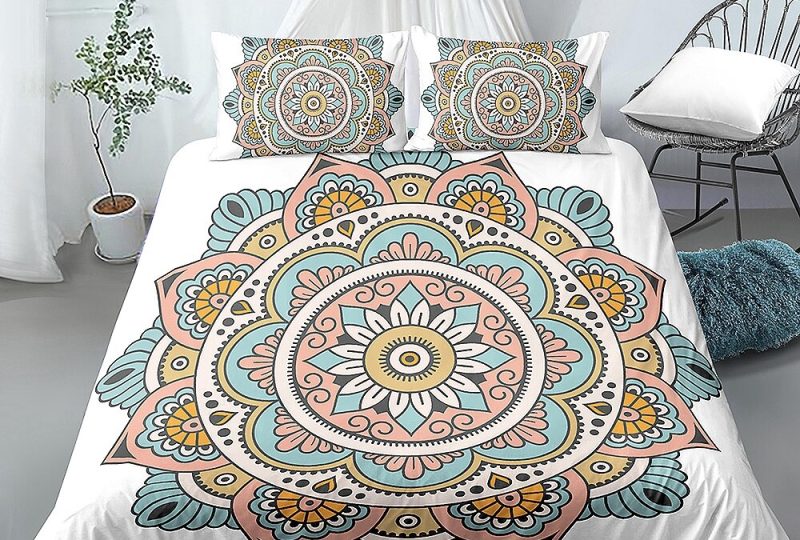 Parure de lit mandala pastel. Bonne qualité et à la mode sur un lit dans une maison