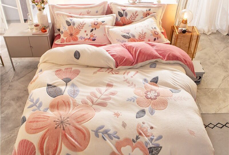 Parure de lit polaire motif floral. Bonne qualité, confortable et à la mode sur un lit dans une maison