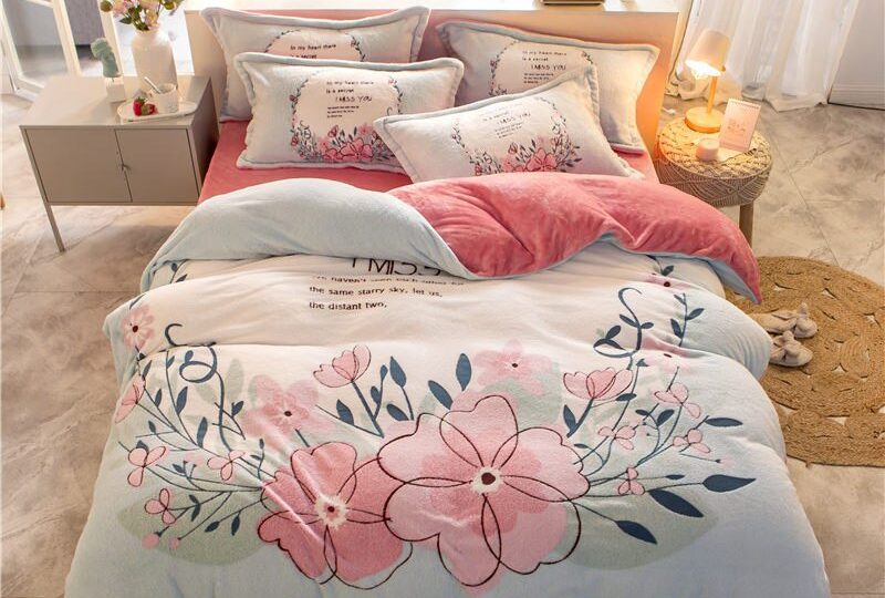 Parure de lit bleu ciel motif fleurs. Bonne qualité, confortable et à la mode sur un lit dans une maison