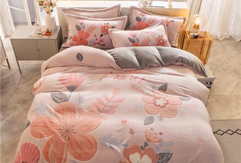 Parure de lit rose motif fleurs. Bonne qualité, confortable et à la mode sur un lit dans une maison