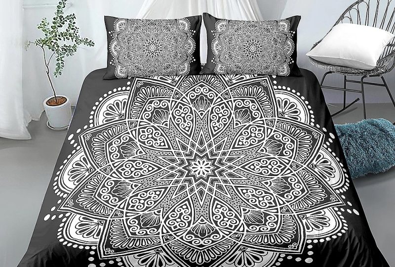 Parure de lit mandala noir et blanc. Bonne qualité et à la mode sur un lit dans une maison
