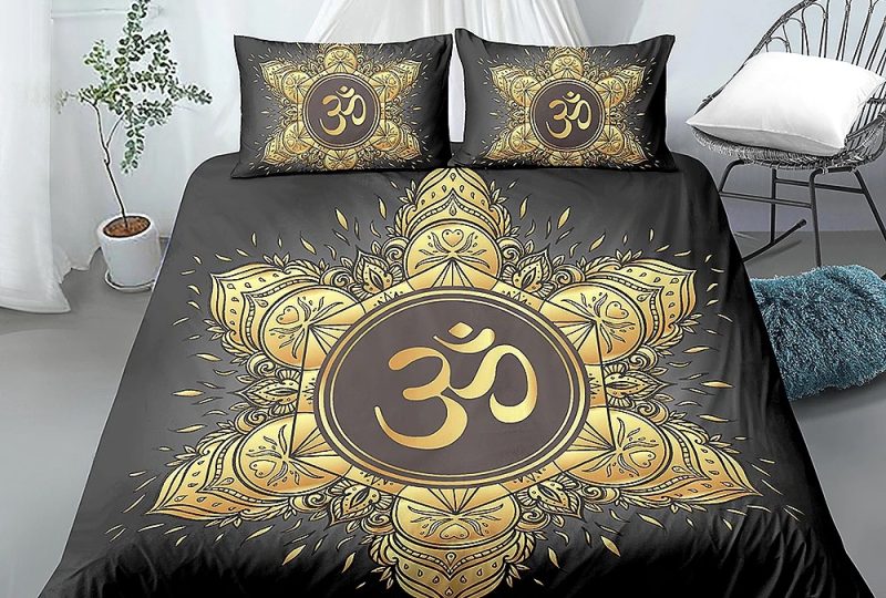 Parure de lit mandala noir et or. Bonne qualité et à la mode sur un lit dans une maison
