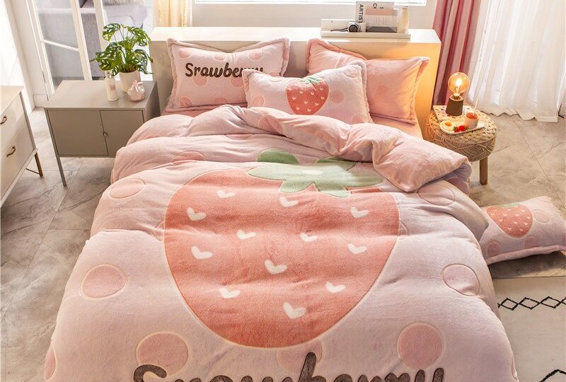 Parure de lit polaire rose motif fraise. Bonne qualité, confortable et à la mode sur un lit dans une maison