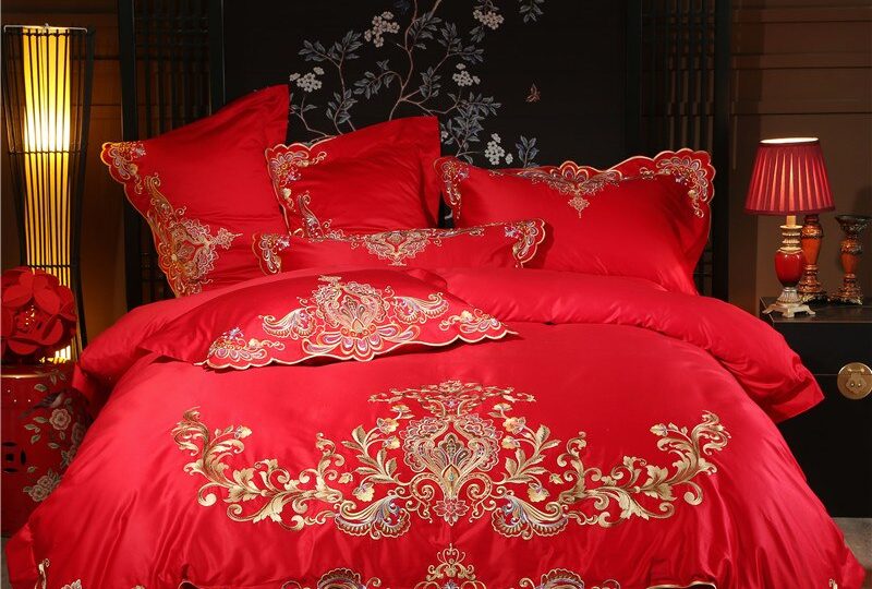 Parure de lit rouge royal coton égyptien. Bonne qualité, confortable et à la mode sur un lit dans une maison
