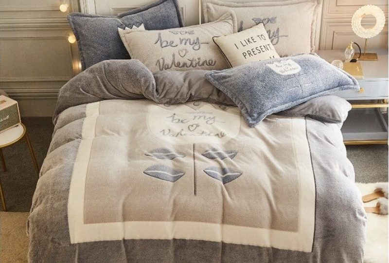 Parure de lit polaire grise avec inscription Be my valentine. Bonne qualité, confortable et à la mode sur un lit dans une maison