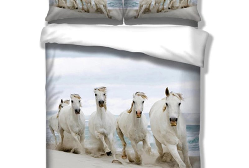 Parure de lit blanche motif chevaux blancs. Bonne qualité, confortable et à la mode sur un lit dans une maison