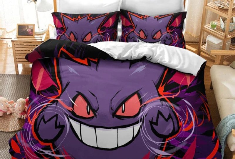 Parure de lit violette Pokémon Ectoplasma. Bonne qualité, confortable et à la mode sur un lit dans une maison