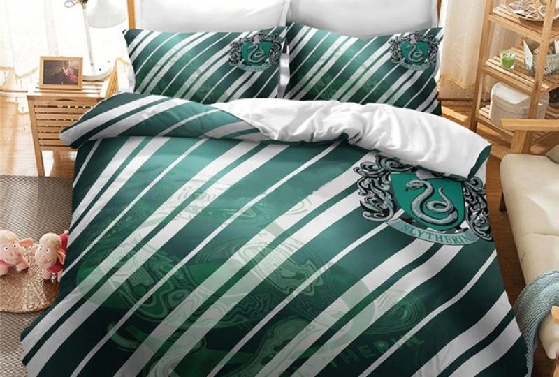 Parure de lit à rayure vert Slytherin. Bonne qualité, confortable et à la mode sur un lit dans une maison