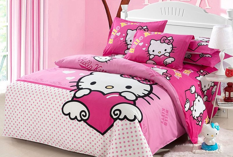 Parure de lit Hello Kitty rose, bonne qualité et à la mode sur un mur dans une maison