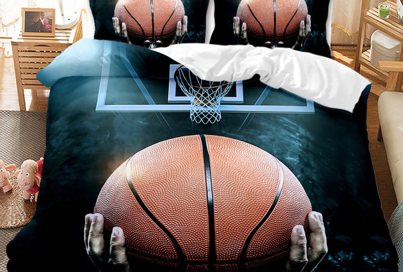 Parure de lit noire avec un ballon de basket tenu dans les mains de Michael Jordan, dans une chambre avec une table de chevet en bois à gauche et un meuble étagère à gauche