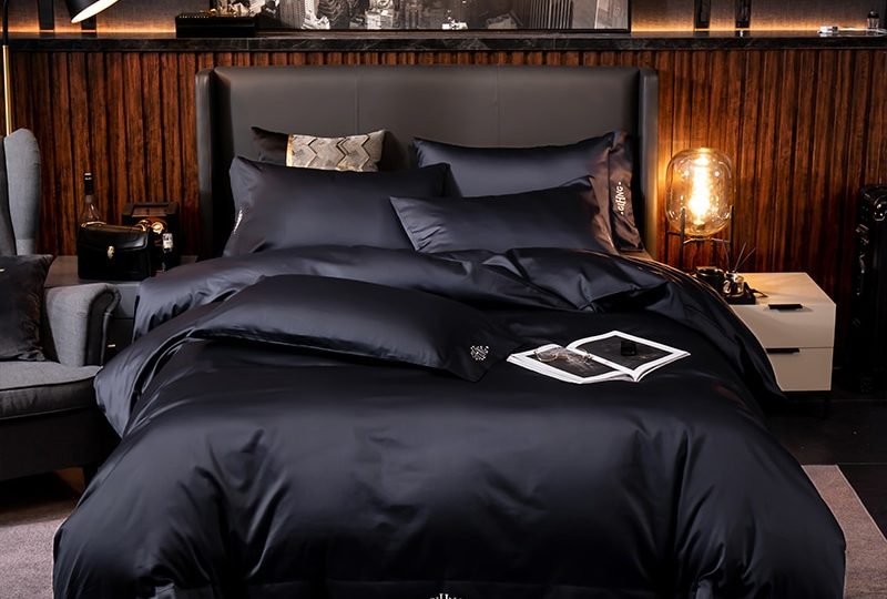 Parure de lit noire en coton Égyptien, bonne qualité, confortable et à la mode sur un lit dans une maison