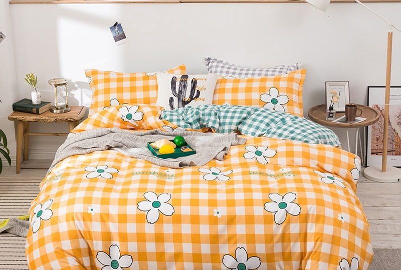 Parure de lit imprimé carreaux et fraises, bonne qualité, confortable sur un lit dans une maison
