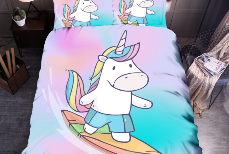 Parure de lit licorne faisant du surf. Bonne qualité et à la mode sur un lit dans une maison