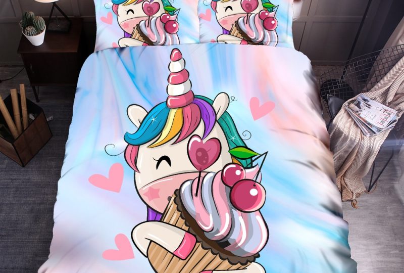 Parure de lit licorne et cupcake. Bonne qualité et à la mode sur un lit dans une maison