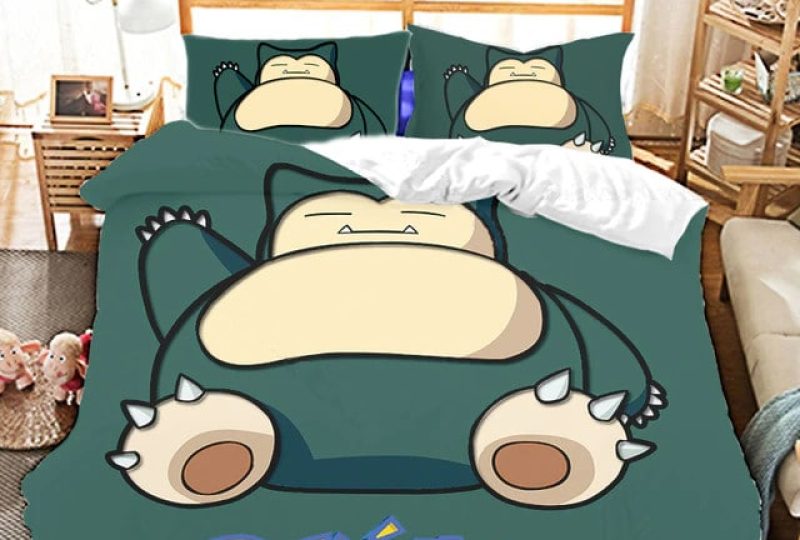 Parure de lit bleue Pokemon Ronflex. Bonne qualité, confortable et à la mode sur un lit dans une maison