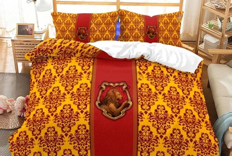 Parure de lit Lion Gryffondor rouge jaune. Bonne qualité, confortable et à la mode sur un lit dans une maison