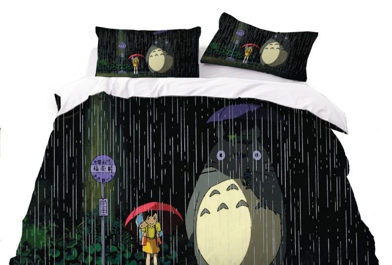 Parure de lit Totoro pluie. Bonne qualité, confortable et à la mode sur un lit dans une maison