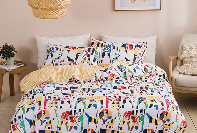 Parure de lit animaux de la savane. Bonne qualité, confortable et à la mode sur un lit dans une maison