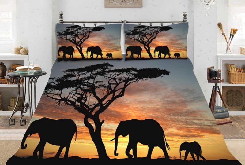 Parure de lit éléphants savane. Bonne qualité, confortable et à la mode sur un lit dans une maison