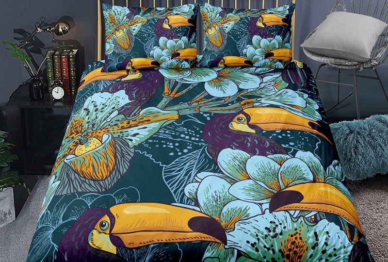 Parure de lit tropicale toucan. Bonne qualité, confortable et à la mode sur un lit dans une maison