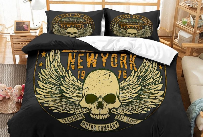 Parure de lit New York Moto Club noir. Bonne qualité, confortable et à la mode sur un lit dans une maison