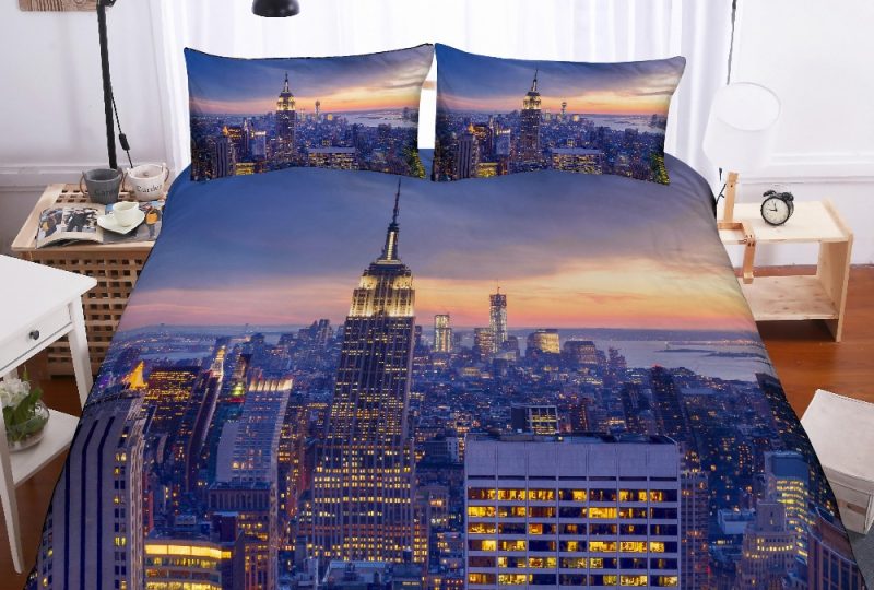 Parure de lit New York coucher de soleil. Bonne qualité, confortable et à la mode sur un lit dans une maison