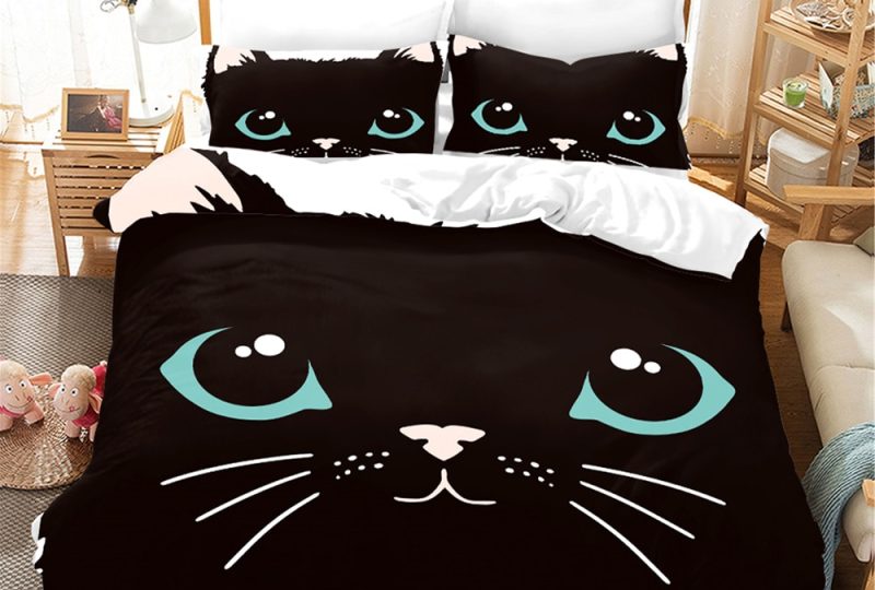 Parure de lit chat mignon. Bonne qualité, confortable et à la mode sur un lit dans une maison