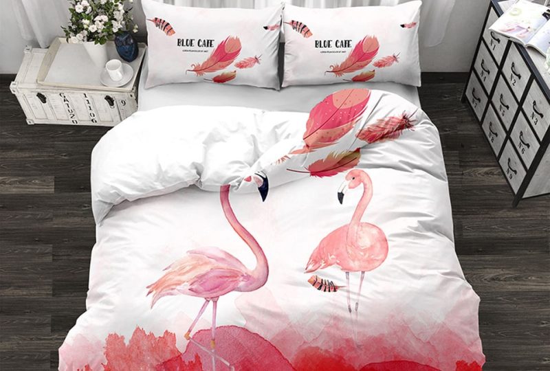 Parure de lit flamant. Bonne qualité, confortable et à la mode sur un lit dans une maison