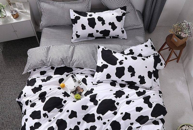 Parure de lit imprimé vache. Bonne qualité, confortable et à la mode sur un lit dans une maison