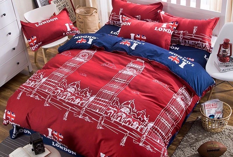 Parure de lit London bleue et rouge. Bonne qualité, confortable et à la mode sur un lit dans une maison