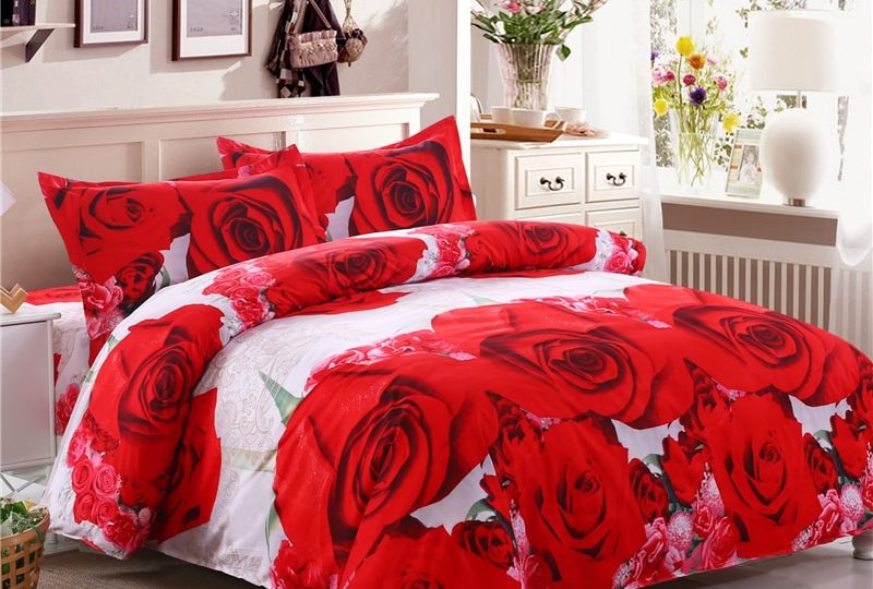 Parure de lit motif fleur rose rouge. Bonne qualité, confortable et à la mode sur un lit dans une maison