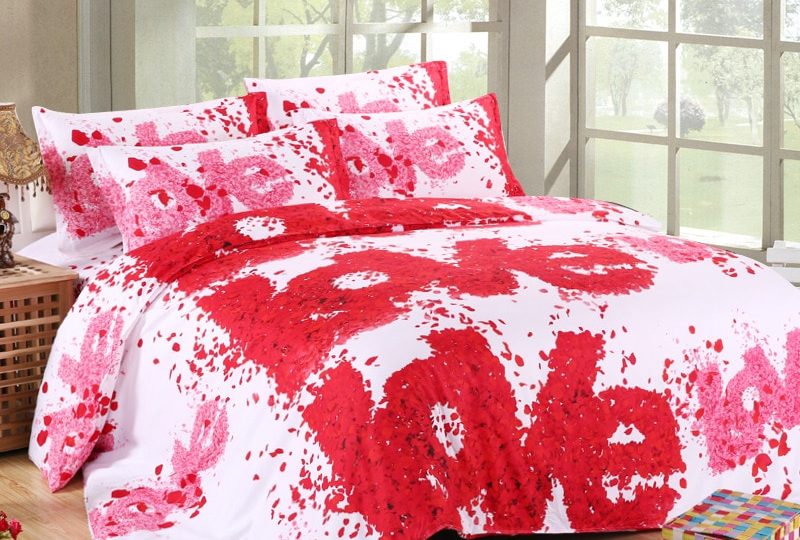 Parure de lit rose-rouge love. Bonne qualité et à la mode sur un lit dans une maison