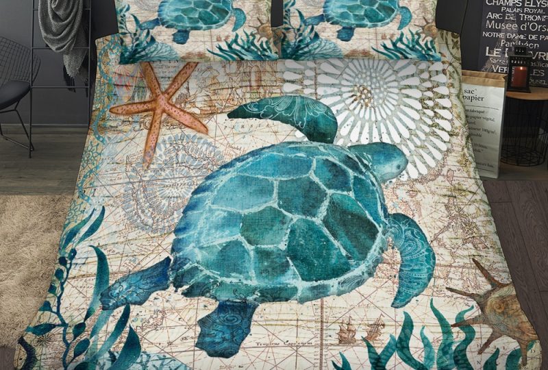 Parure de lit tortue marine. Bonne qualité, confortable et à la mode sur un lit dans une maison