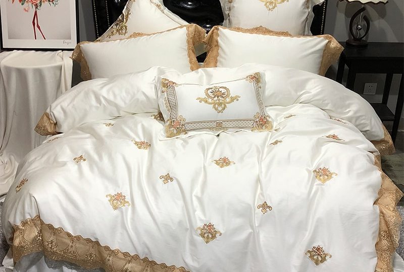 Parure de lit royal blanche et doré. Bonne qualité, confortable et à la mode sur un lit dans une maison