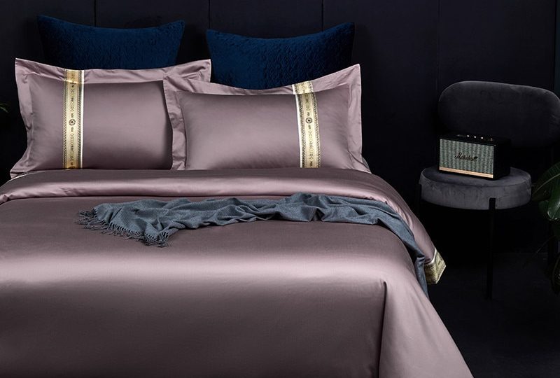 Parure de lit grise rose satin en coton égyptien. Bonne qualité, confortable et à la mode sur un lit dans une maison