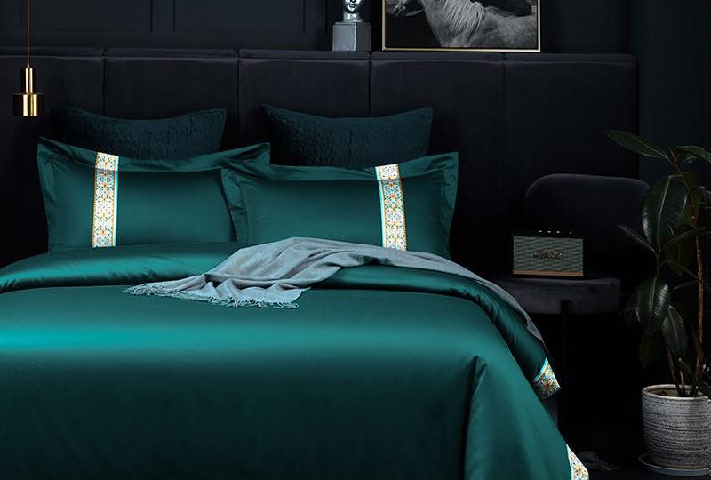 Parure vert foncé en coton égyptien. Bonne qualité, confortable et à la mode sur un lit dans une maison
