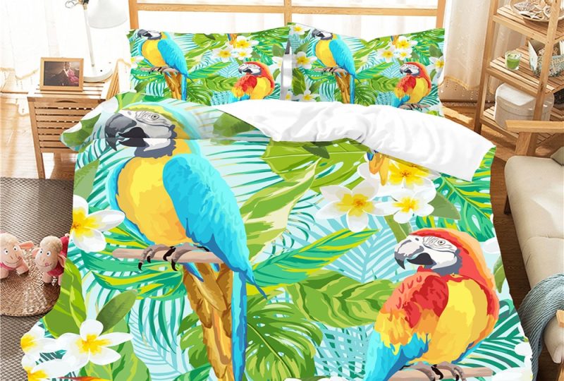 Parure de lit perroquet tropical. Bonne qualité, confortable et à la mode sur un lit dans une maison