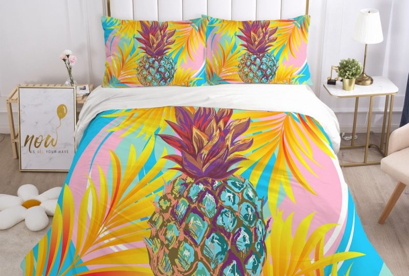 Parure de lit ananas flashy. Bonne qualité, confortable et à la mode sur un lit dans une maison