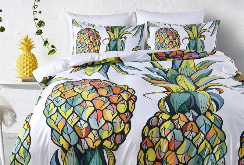 27669-d1a6ca.jpg Parure de lit ananas dessinés. Bonne qualité, confortable et à la mode sur un lit dans une maison