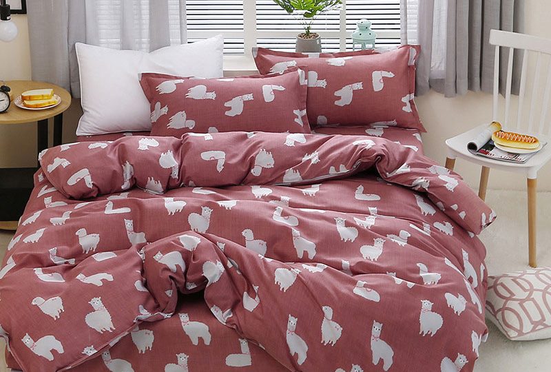 Parure de lit alpaga rose. Bonne qualité, confortable et à la mode sur un lit dans une maison