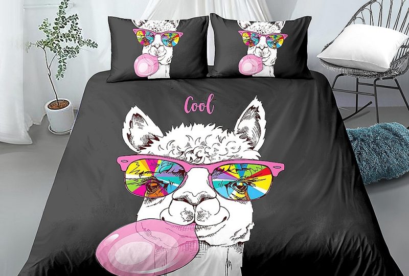 Parure de lit lama cool. Bonne qualité, confortable et à la mode sur un lit dans une maison